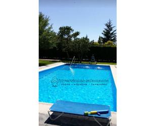 Piscina de Casa o xalet en venda en Castellanos de Villiquera amb Jardí privat, Terrassa i Piscina