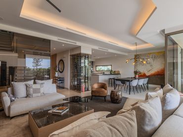 Casa aparellada amb balcó en venda a Nueva Andalucía