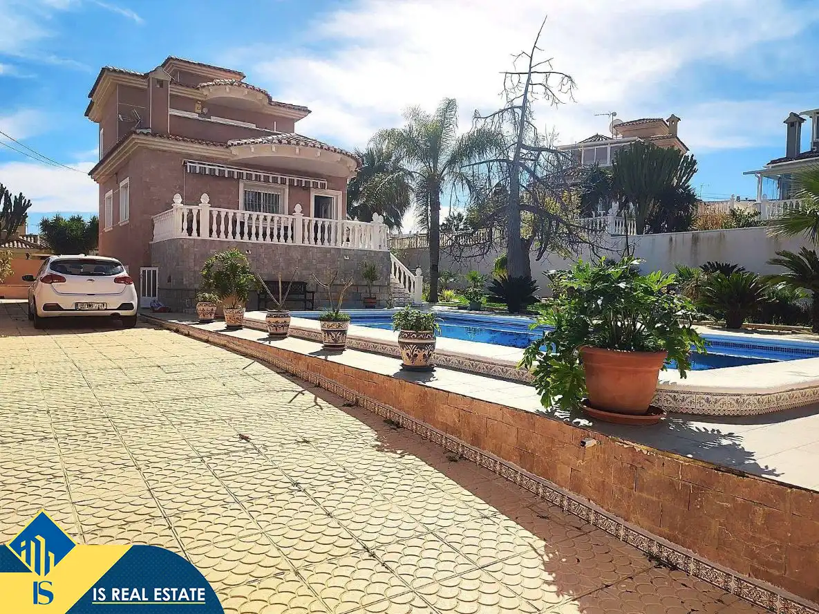 Chalet con piscina en venta en Los Balcones - Los Altos