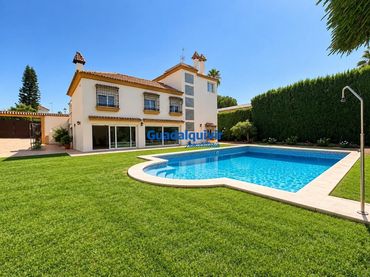 Chalet con piscina en venta en Torrequinto