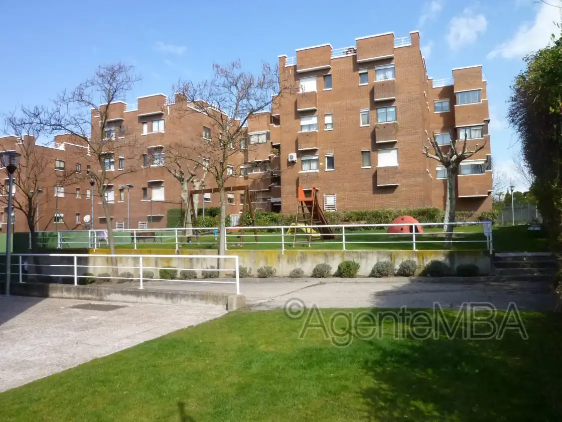 Vista exterior de Pis en venda en Pozuelo de Alarcón amb Calefacció, Parquet i Terrassa