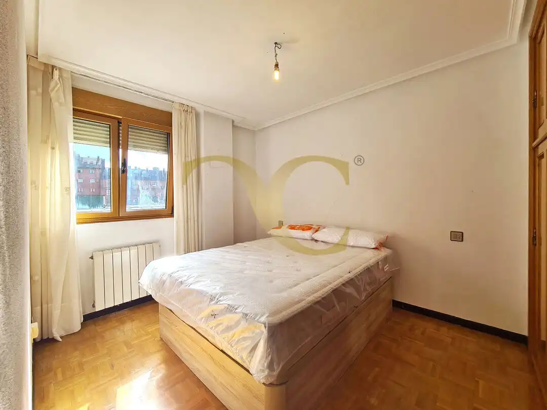 Habitación de Piso en venta en Oviedo  con Calefacción y Trastero