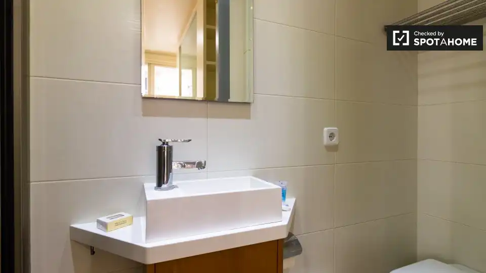 Bathroom of Flat for rent in Barcelona  with Air Conditioner, Heating and Furnished