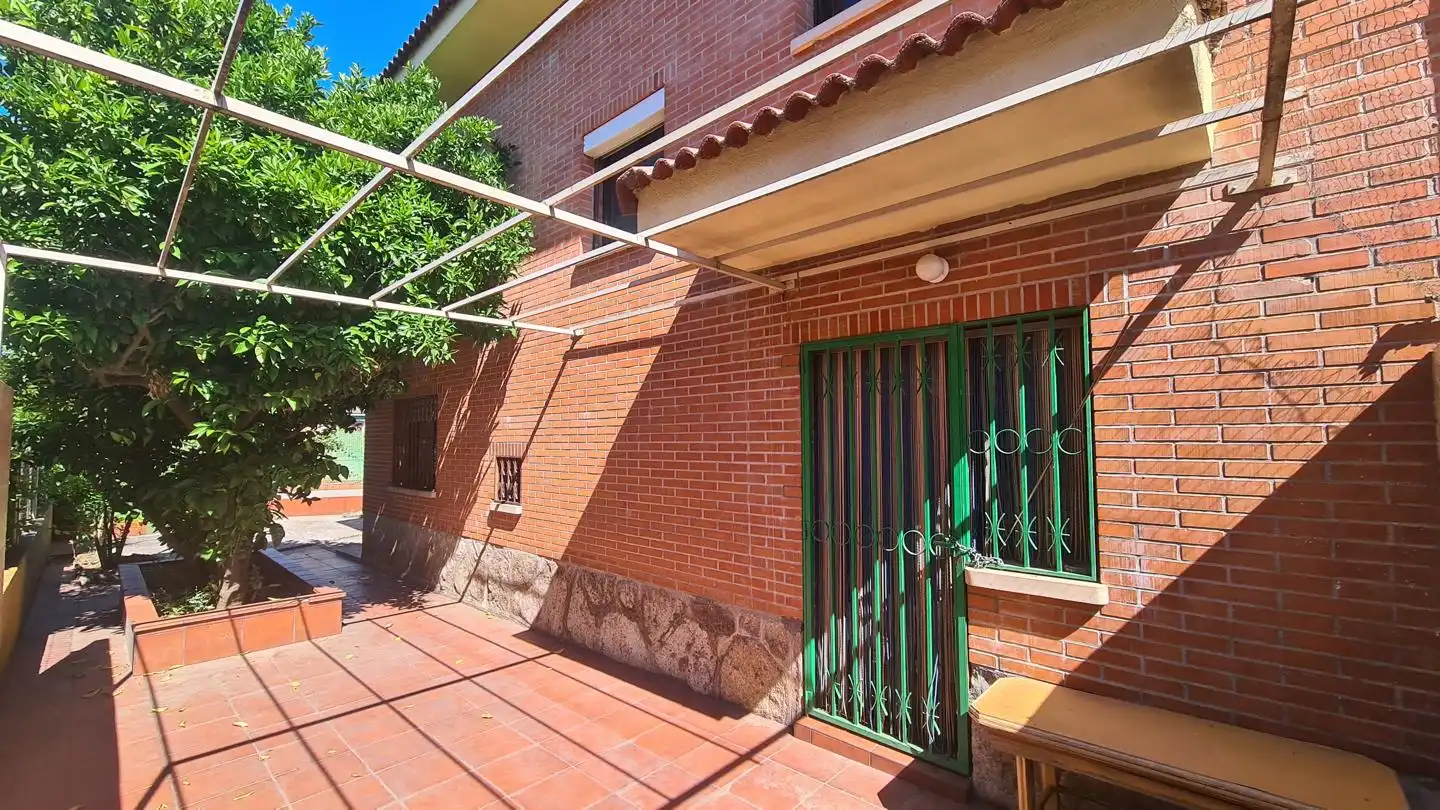 Exterior view of Houses for sale in La Adrada   with Private garden