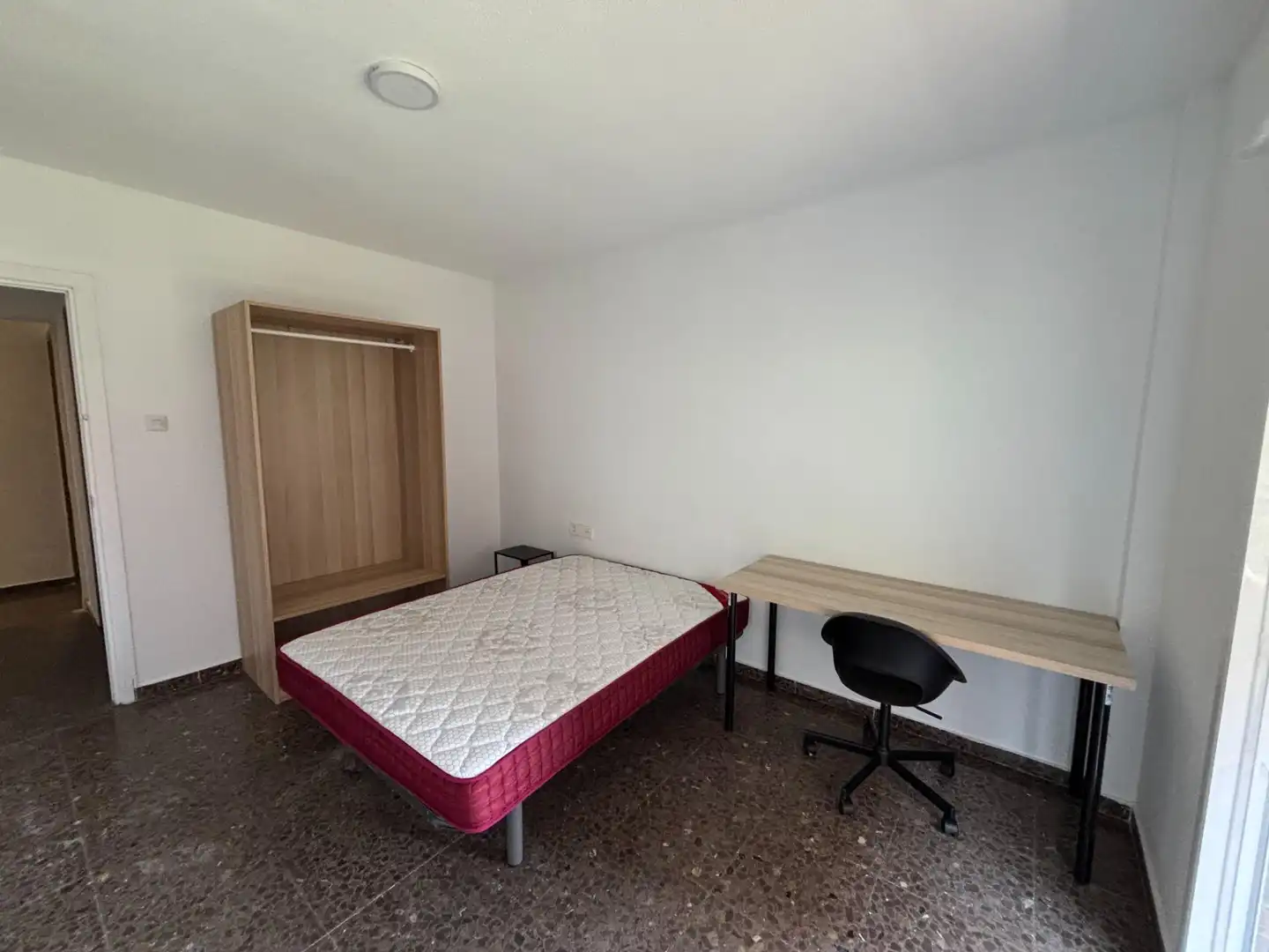 Habitación de Piso para compartir en Granada con Calefacción y Amueblado