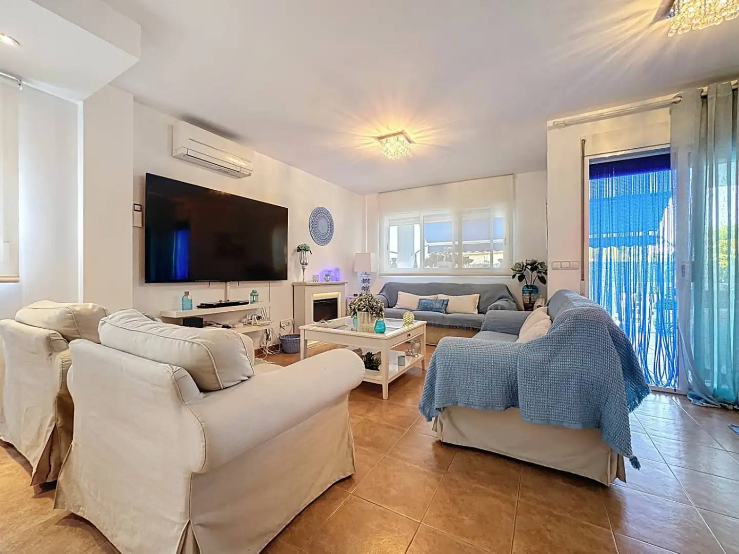 Sala d'estar de Casa adosada en venda en L'Alfàs del Pi amb Aire condicionat, Jardí privat i Terrassa