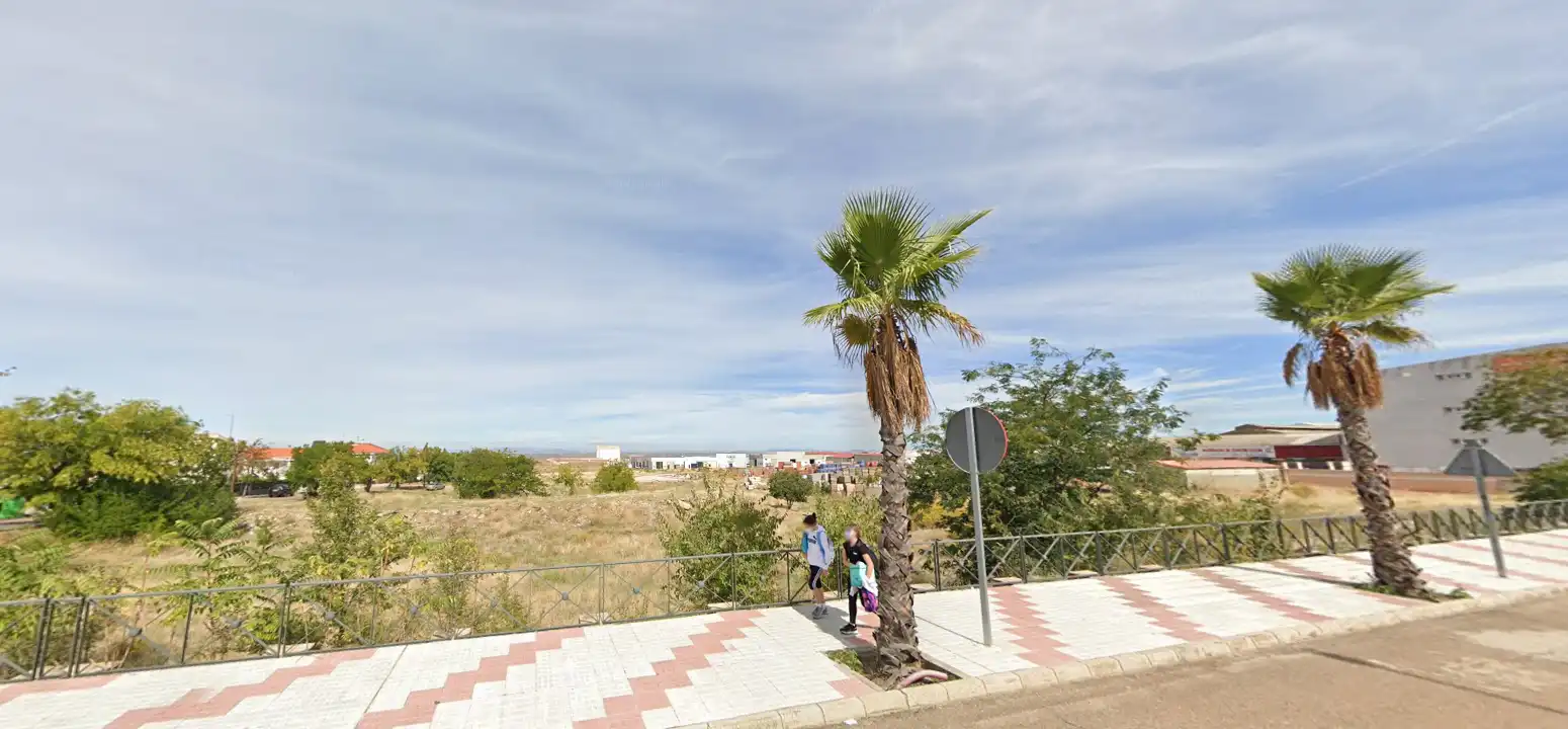 Residential land for sale in Avenida del General Luxán 50, imagen 2
