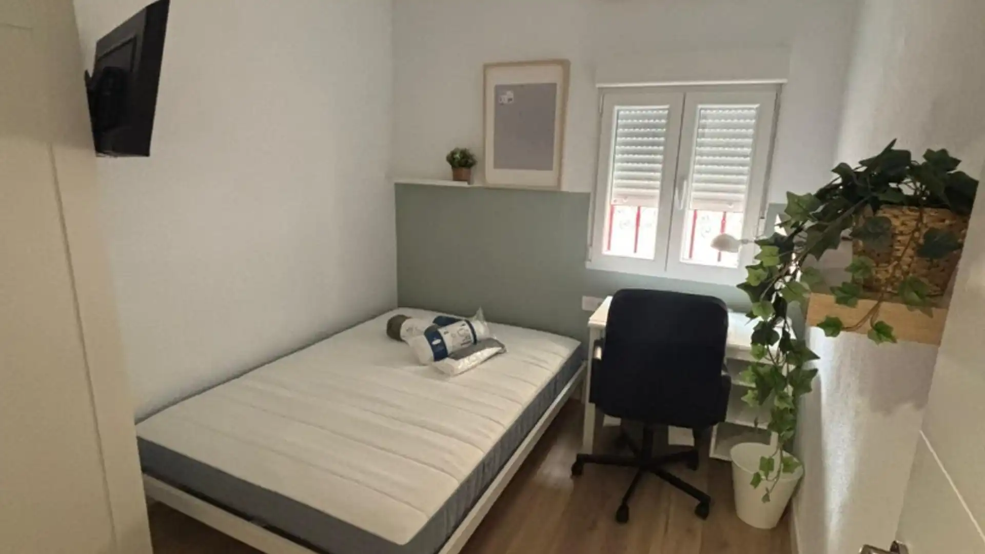 Bedroom of Flat for share in  Zaragoza Capital  with Heating, Parquet flooring and Terrace