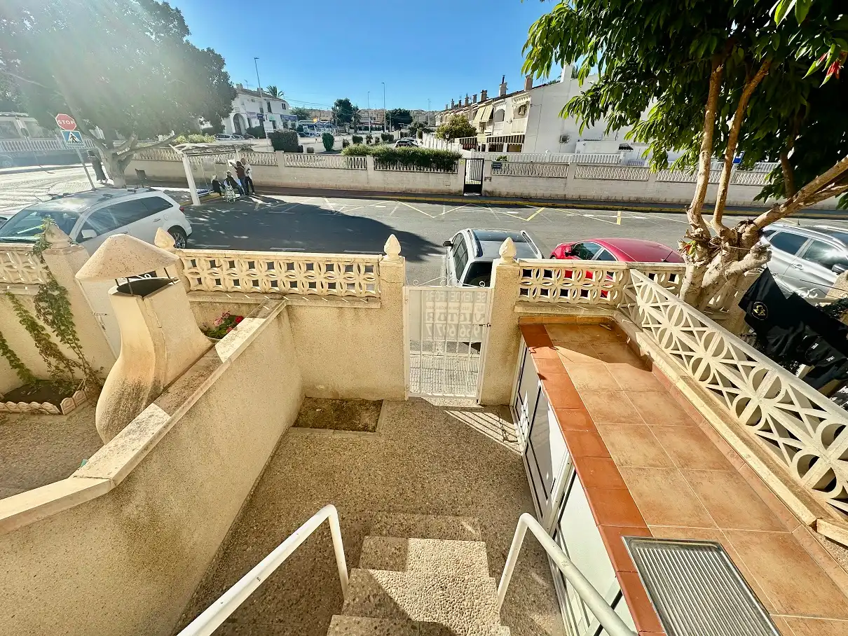 Vista exterior de Casa adosada en venda en Santa Pola amb Aire condicionat, Jardí privat i Terrassa