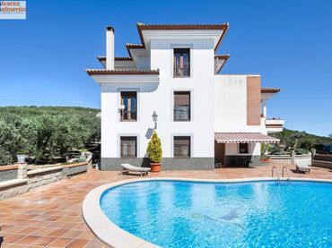 Casa rústica amb balcó en venda a Montefrío