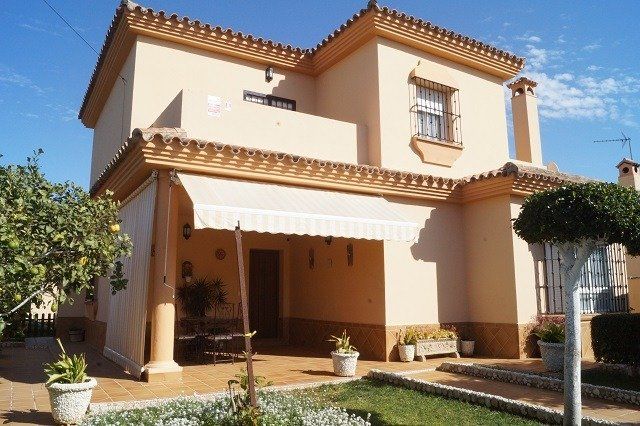 Vista exterior de Casa o chalet en venta en Chiclana de la Frontera con Jardín privado