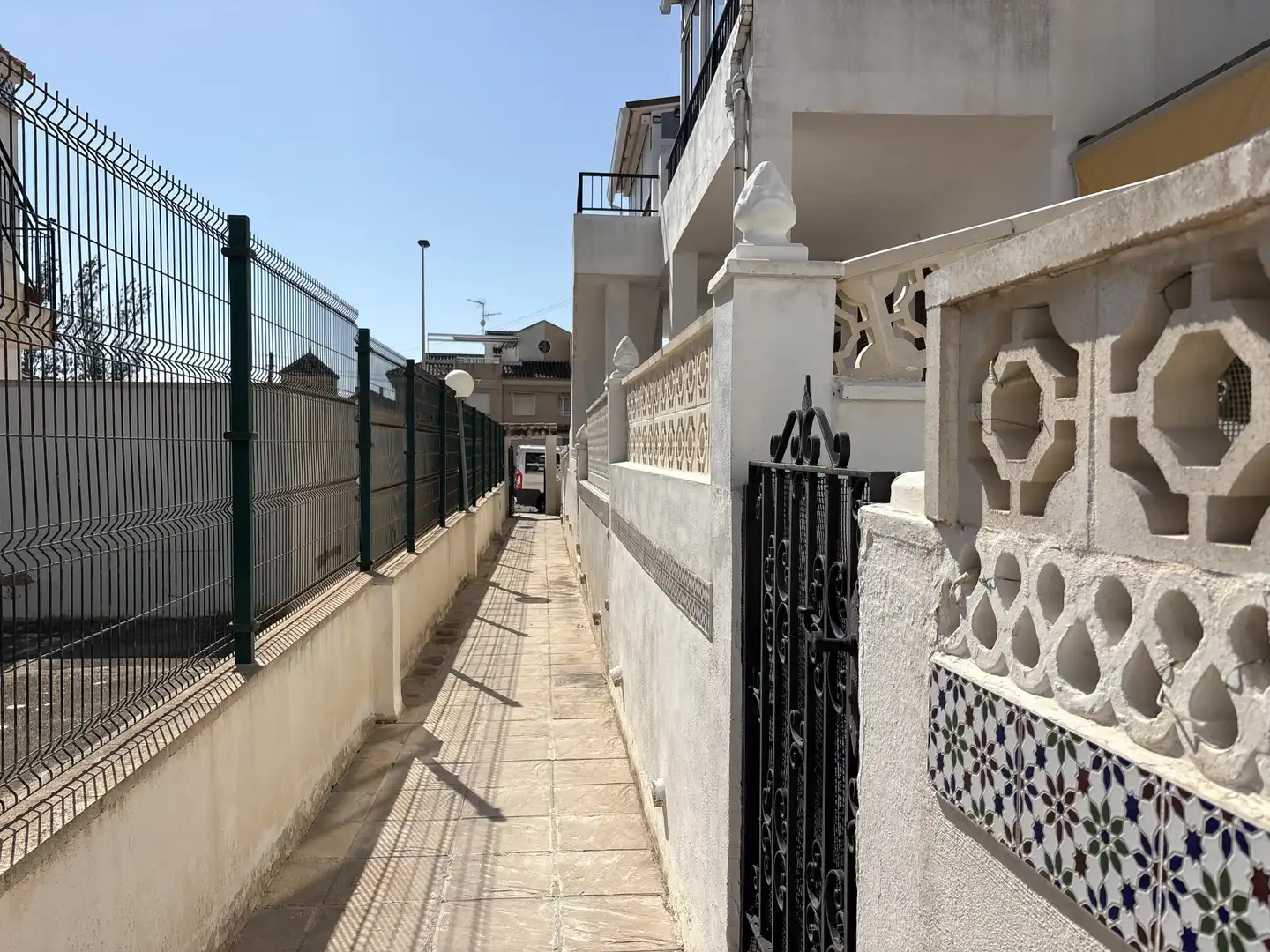 Außenansicht von Wohnungen zum Verkauf in Torrevieja mit Klimaanlage, Terrasse und Gemeinschaftspool