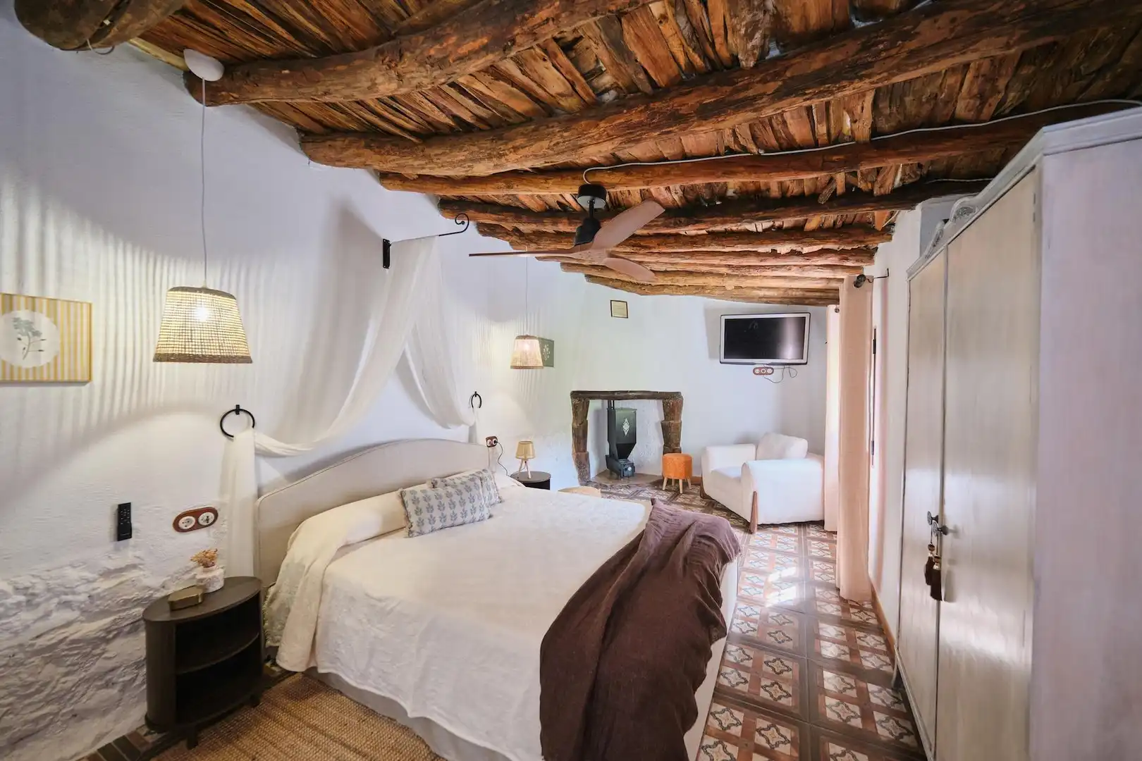 Dormitori de Finca rústica en venda en Fornes amb Aire condicionat, Jardí privat i Traster