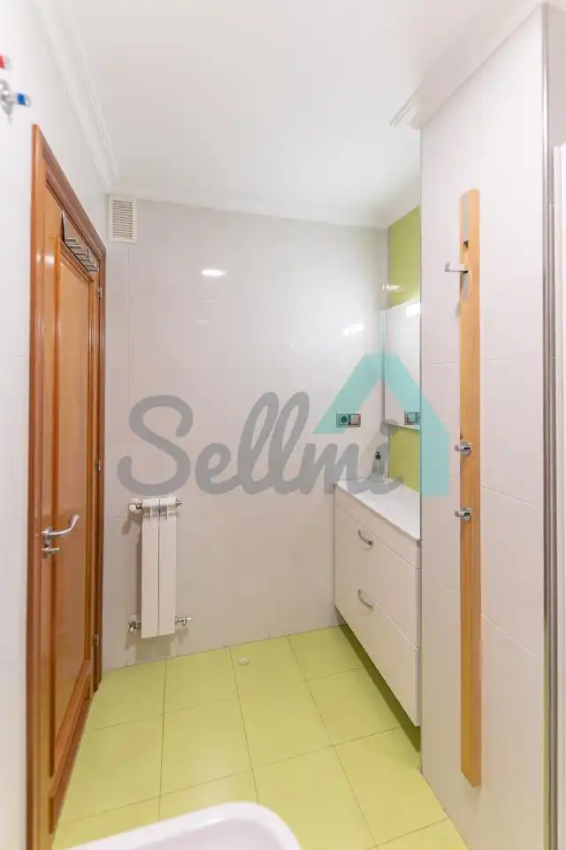 Bathroom of Flat for rent in Oviedo   with Heating, Parquet flooring and Furnished