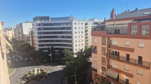 Amplio y luminoso piso de cuatro dormitorios, totalmente amueblad con dos baños, balcón y plaza de garaje, junto a el Corte Inglés