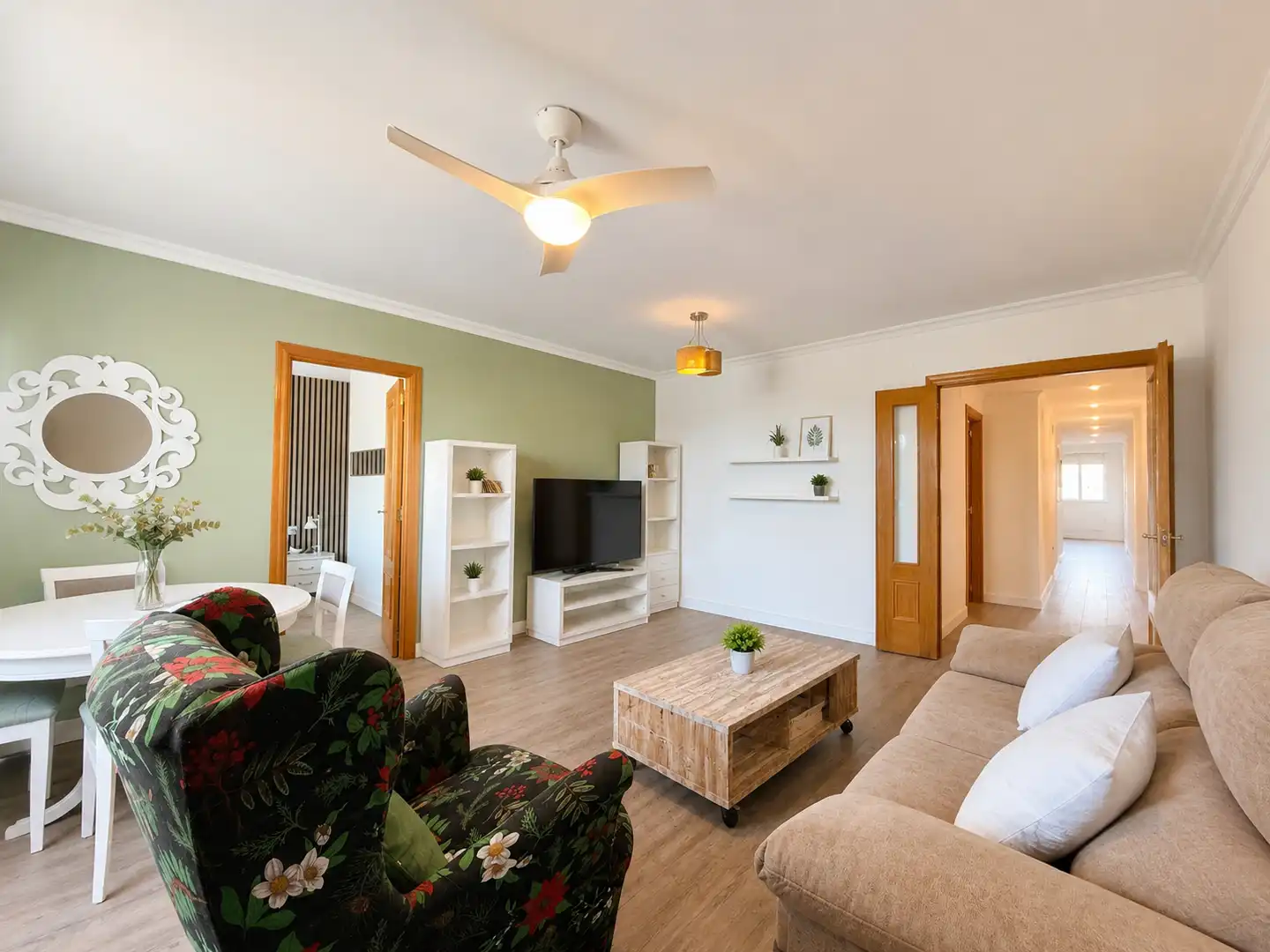 Living room of Flat for sale in La Pobla de Vallbona  with Air Conditioner, Furnished and Oven