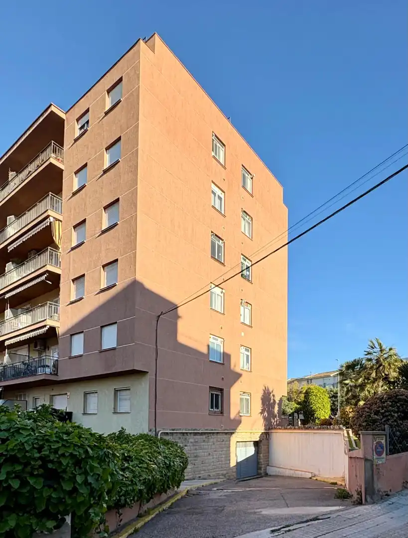 Außenansicht von Wohnung zum Verkauf in Sitges mit Terrasse, Abstellraum und Balkon