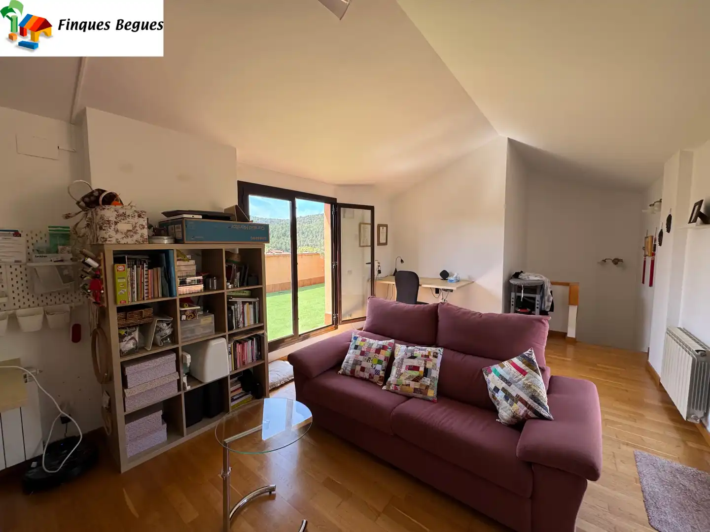 Sala de estar de Dúplex en venta en Begues con Calefacción, Parquet y Terraza