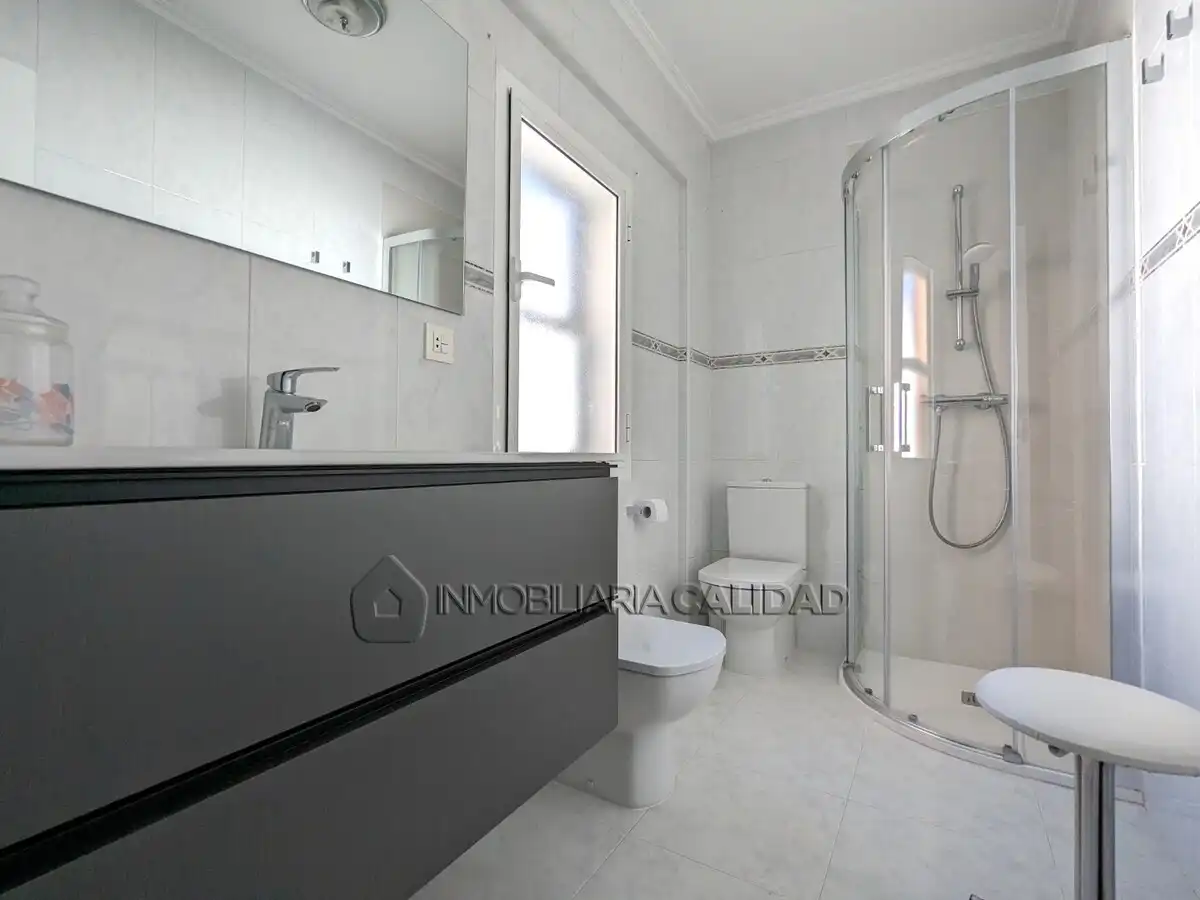 Baño de Piso de alquiler en Burgos con Calefacción y Amueblado