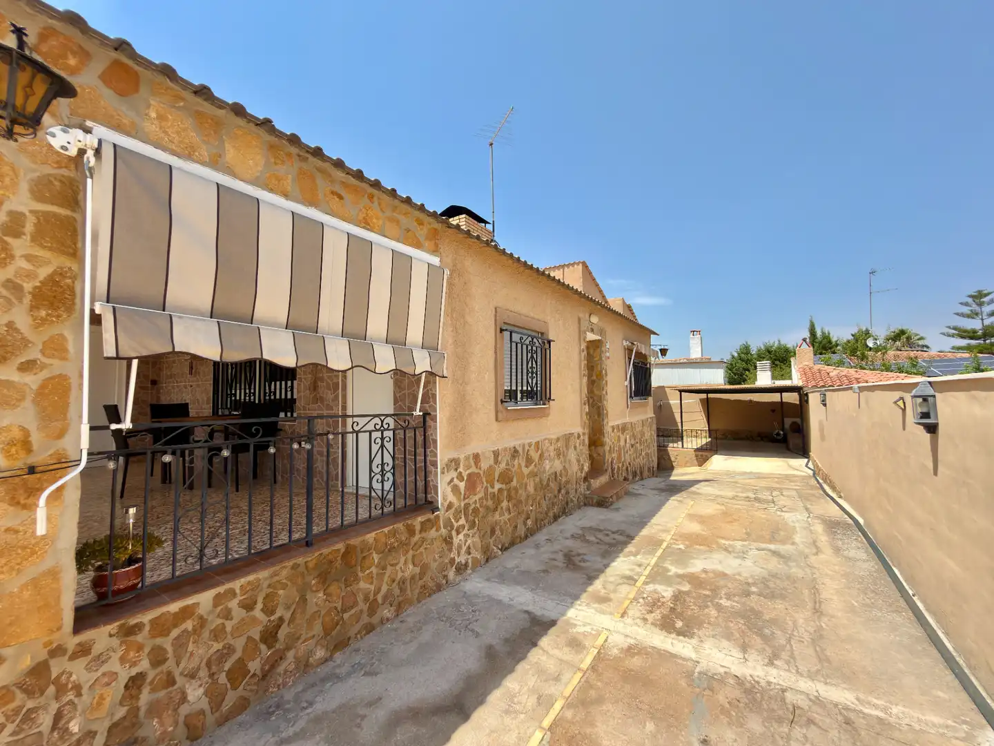 Vista exterior de Casa o xalet en venda en Chiva amb Aire condicionat, Jardí privat i Terrassa