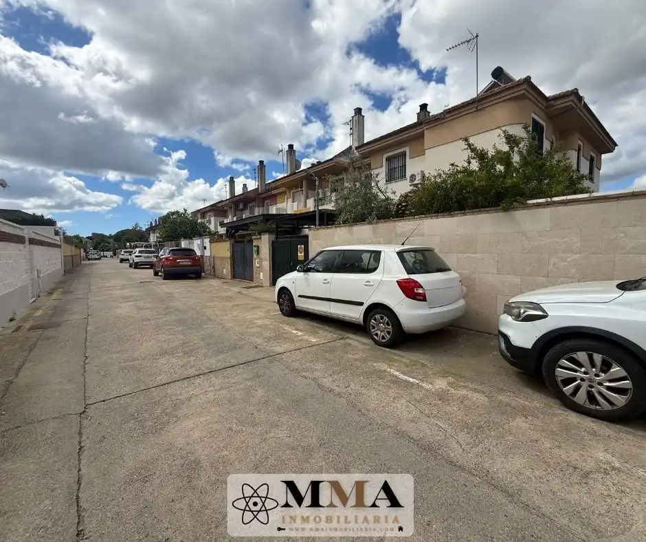 Aparcament de Casa adosada en venda en Aljaraque amb Calefacció