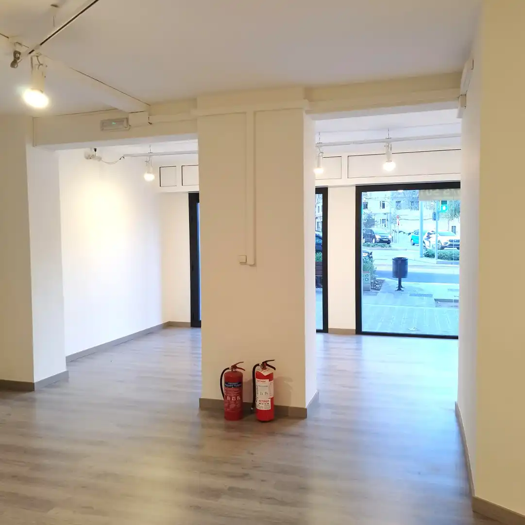 Commercial properties for sale in Barcelona  with Parquet flooring