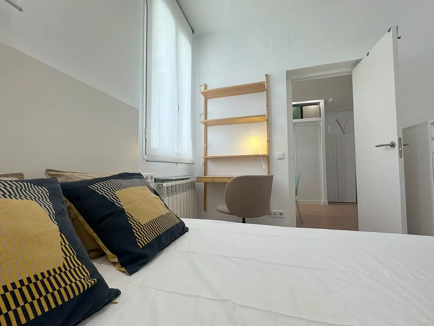 Dormitori de Pis de lloguer en Madrid amb Aire condicionat, Calefacció i Moblat