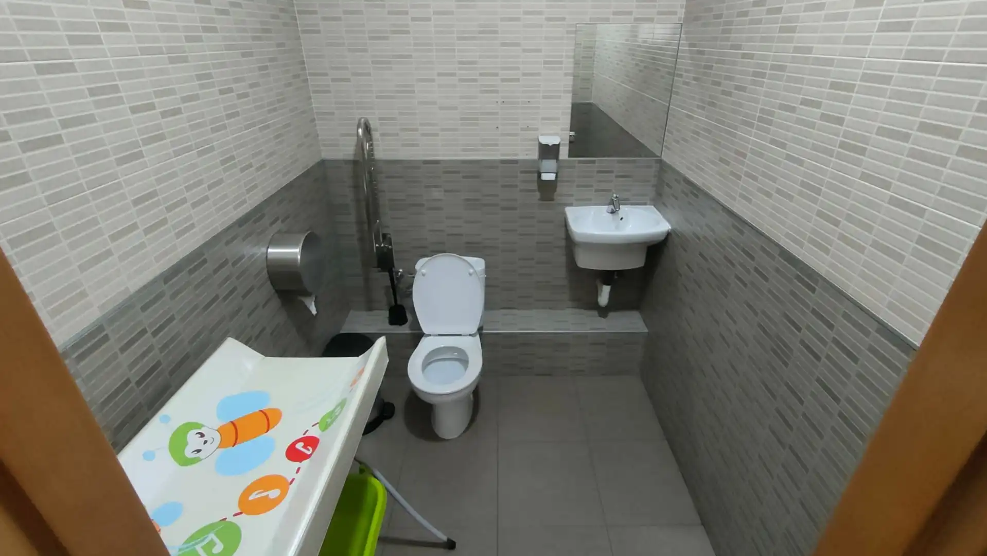 Baño de Local en traspaso en Barcelona con Aire acondicionado, Terraza y Amueblado