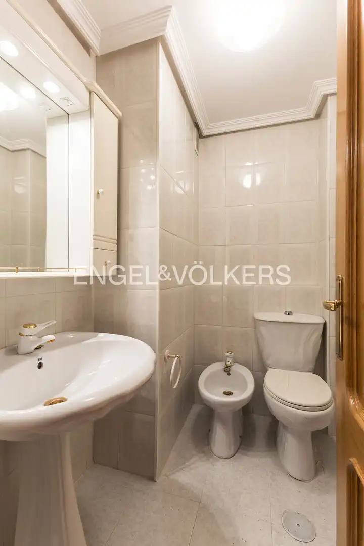 Baño de Piso en venta en Madrid con Aire acondicionado, Calefacción y Jardín privado