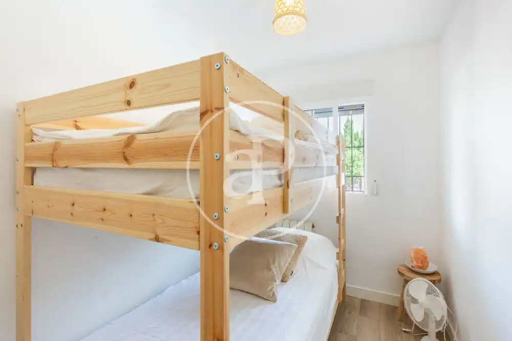 Dormitori de Casa o xalet en venda en La Pobla de Vallbona amb Aire condicionat, Calefacció i Jardí privat