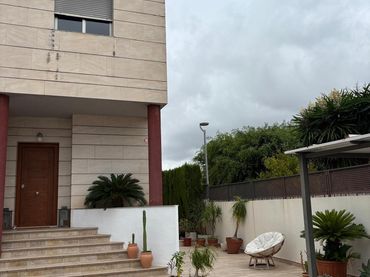 Casa aparellada amb balcó en venda a Park Nord - Casona