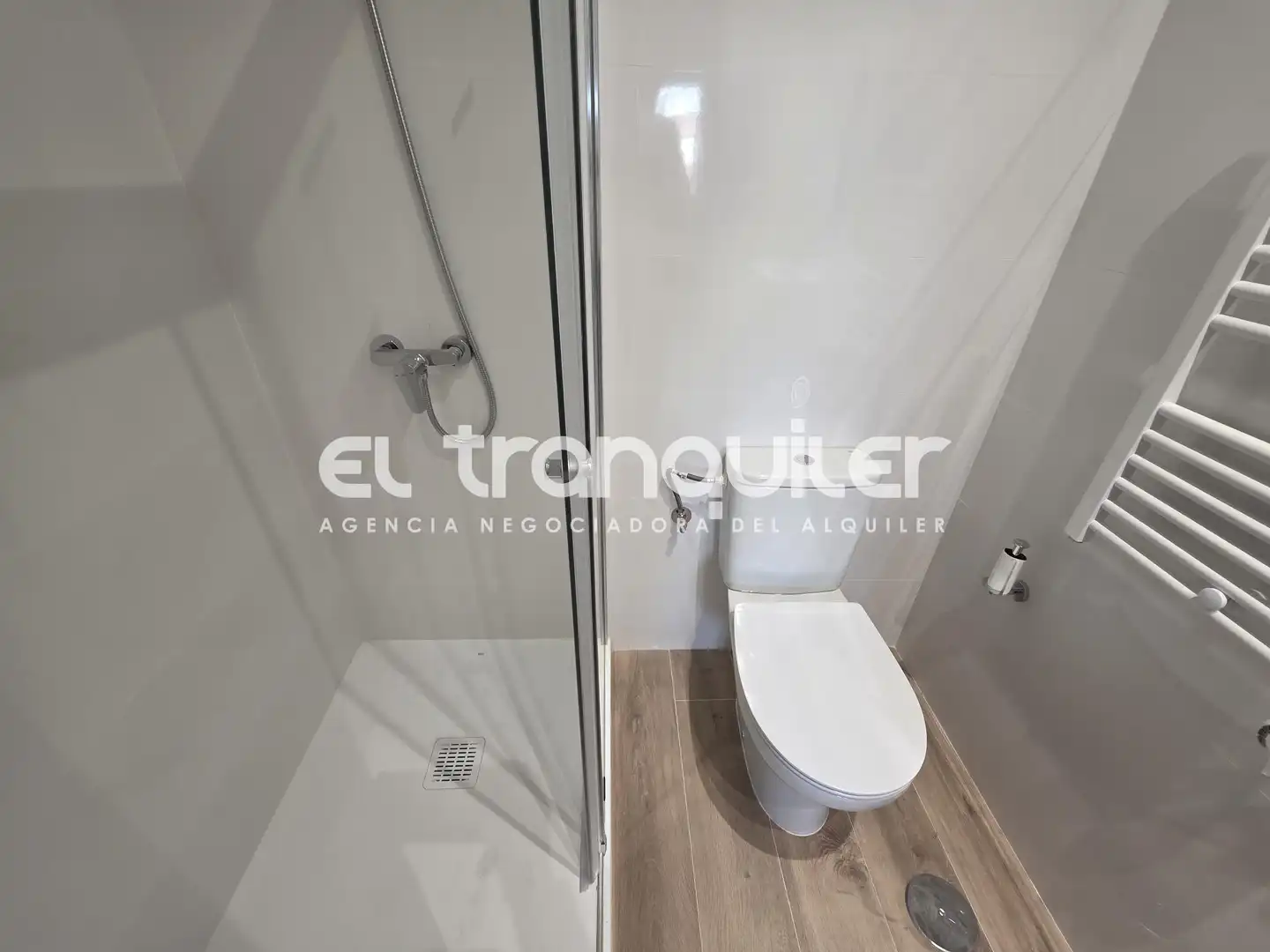 Badezimmer von Wohnung zur Miete in Madrid mit Klimaanlage und Waschmaschine