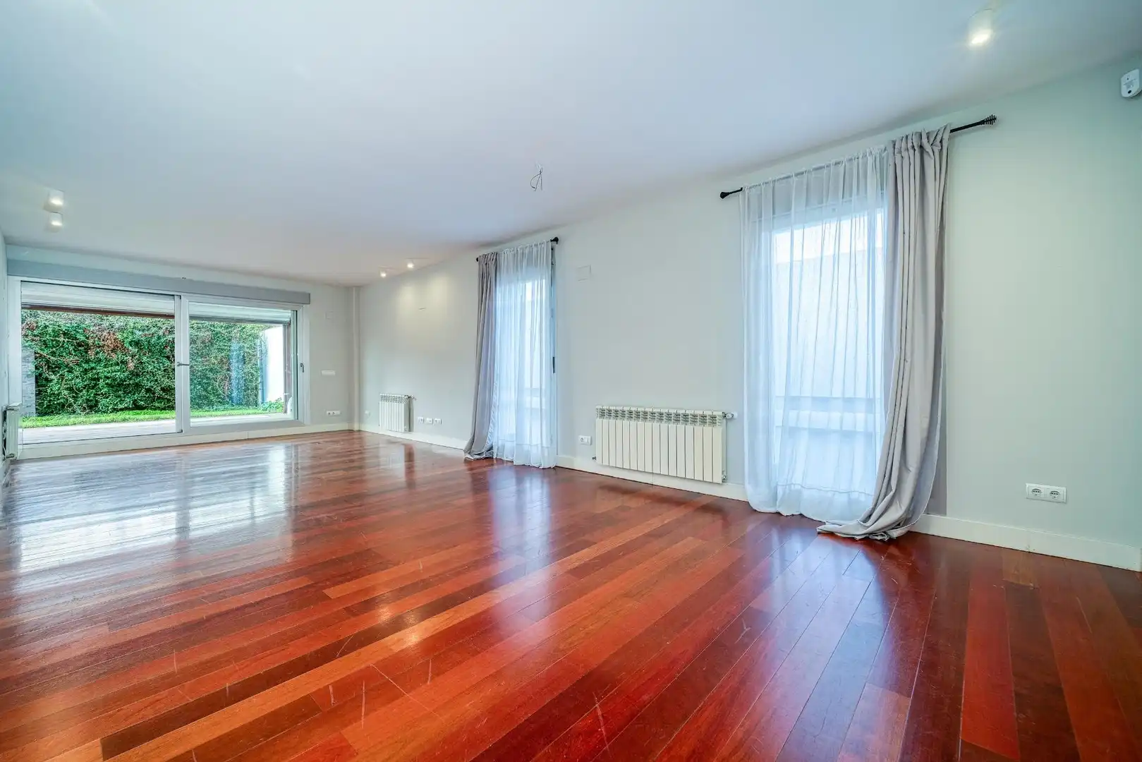 Sala de estar de Planta baja de alquiler en Majadahonda con Aire acondicionado, Calefacción y Jardín privado