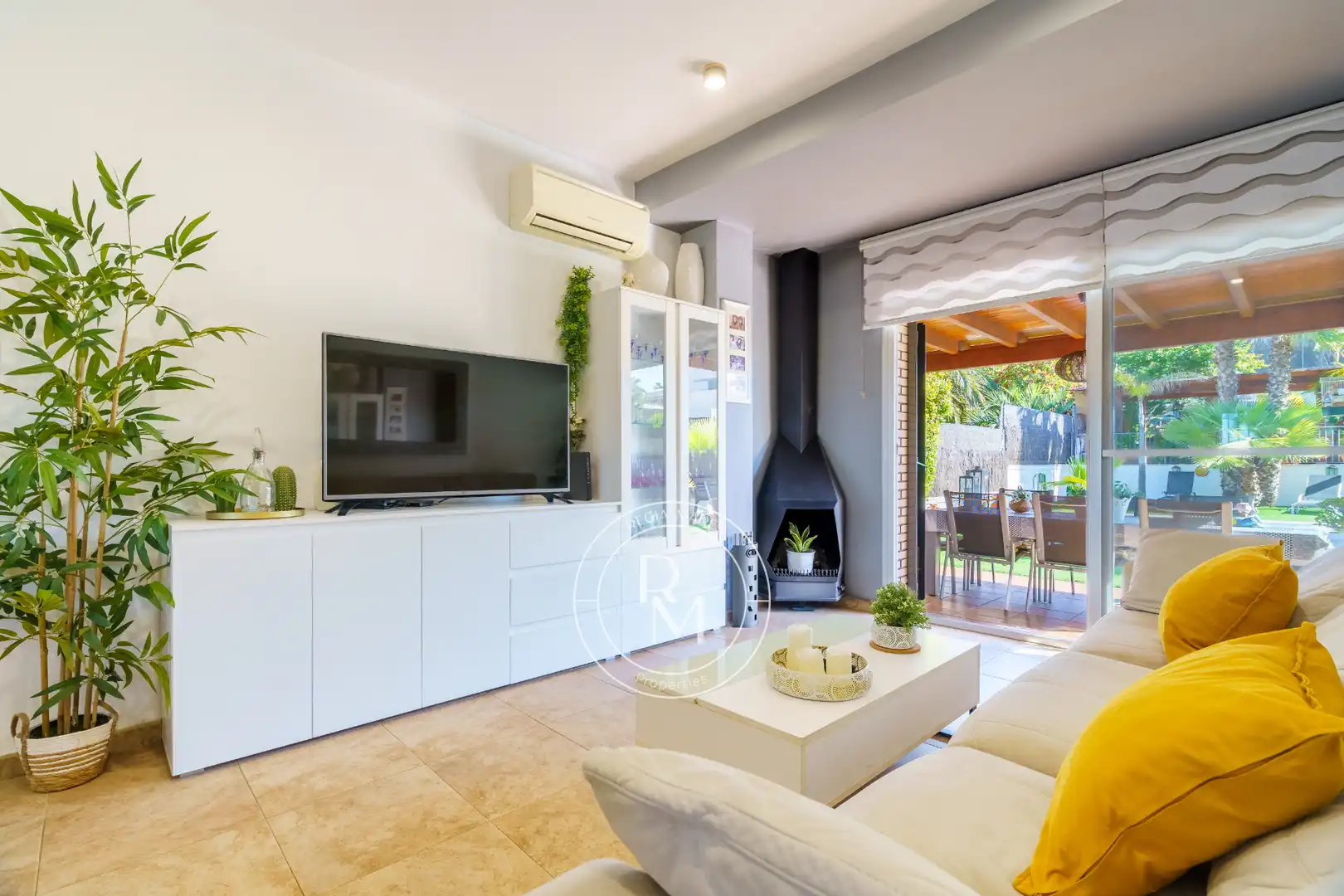 Sala de estar de Casa adosada en venta en Roda de Berà con Aire acondicionado, Calefacción y Jardín privado