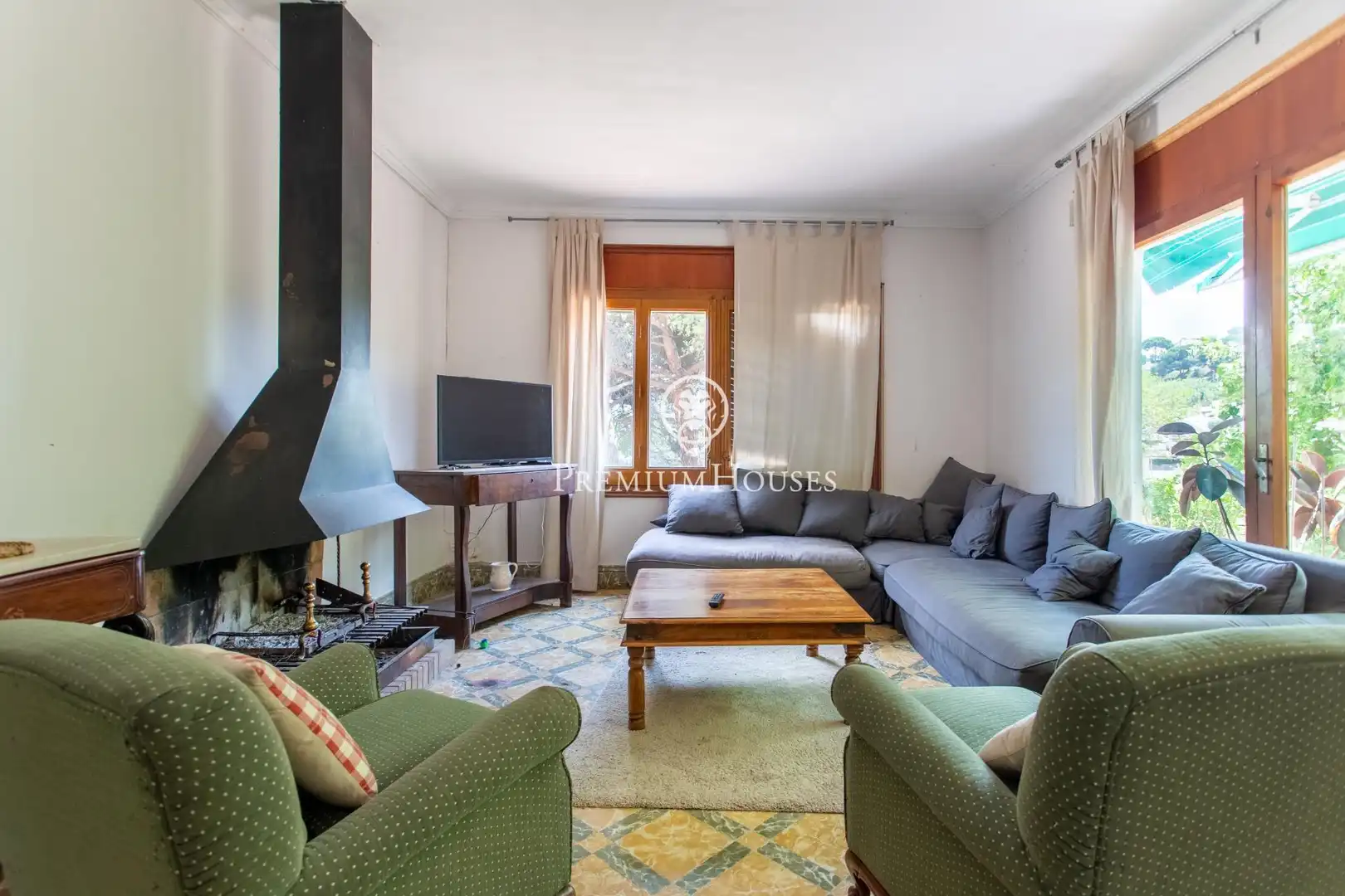 Sala d'estar de Finca rústica en venda en Alella amb Calefacció, Jardí privat i Terrassa