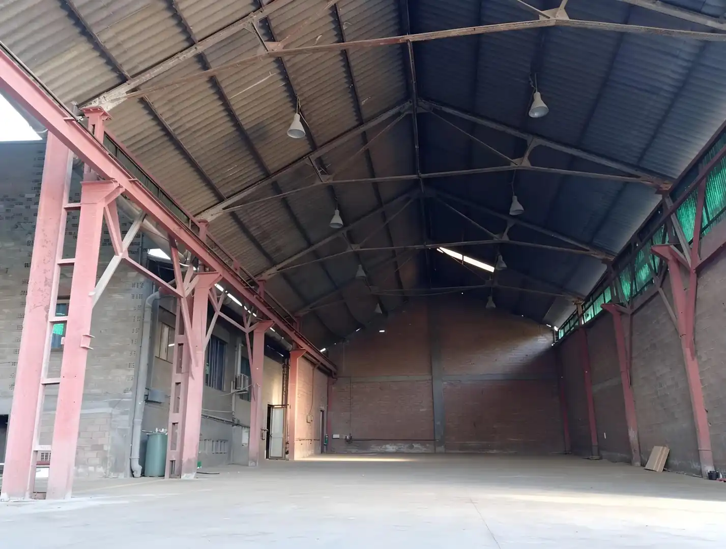 Industriegebäude zum Verkauf in Flix