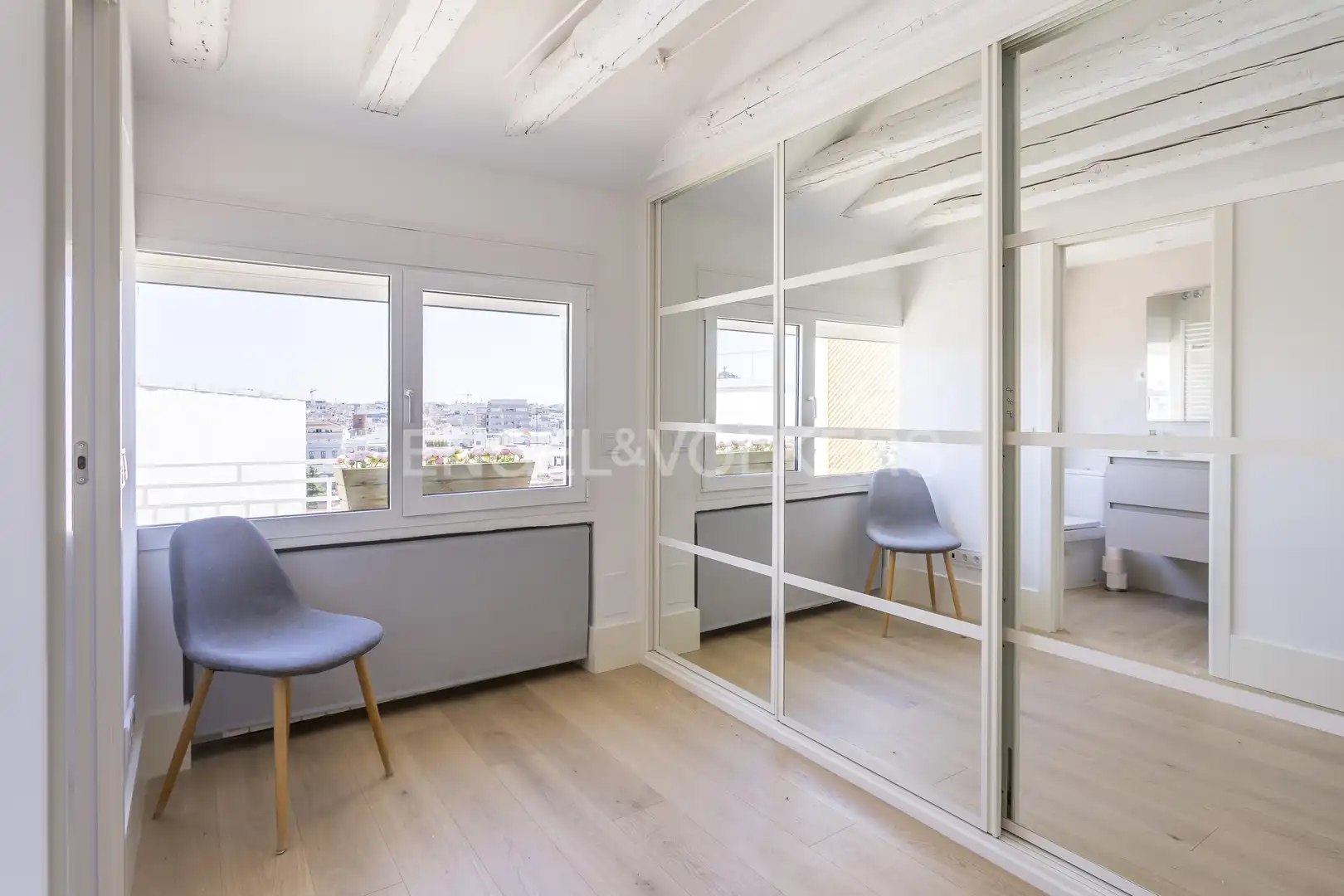 Schlafzimmer von Dachboden zur Miete in Madrid mit Klimaanlage, Heizung und Terrasse