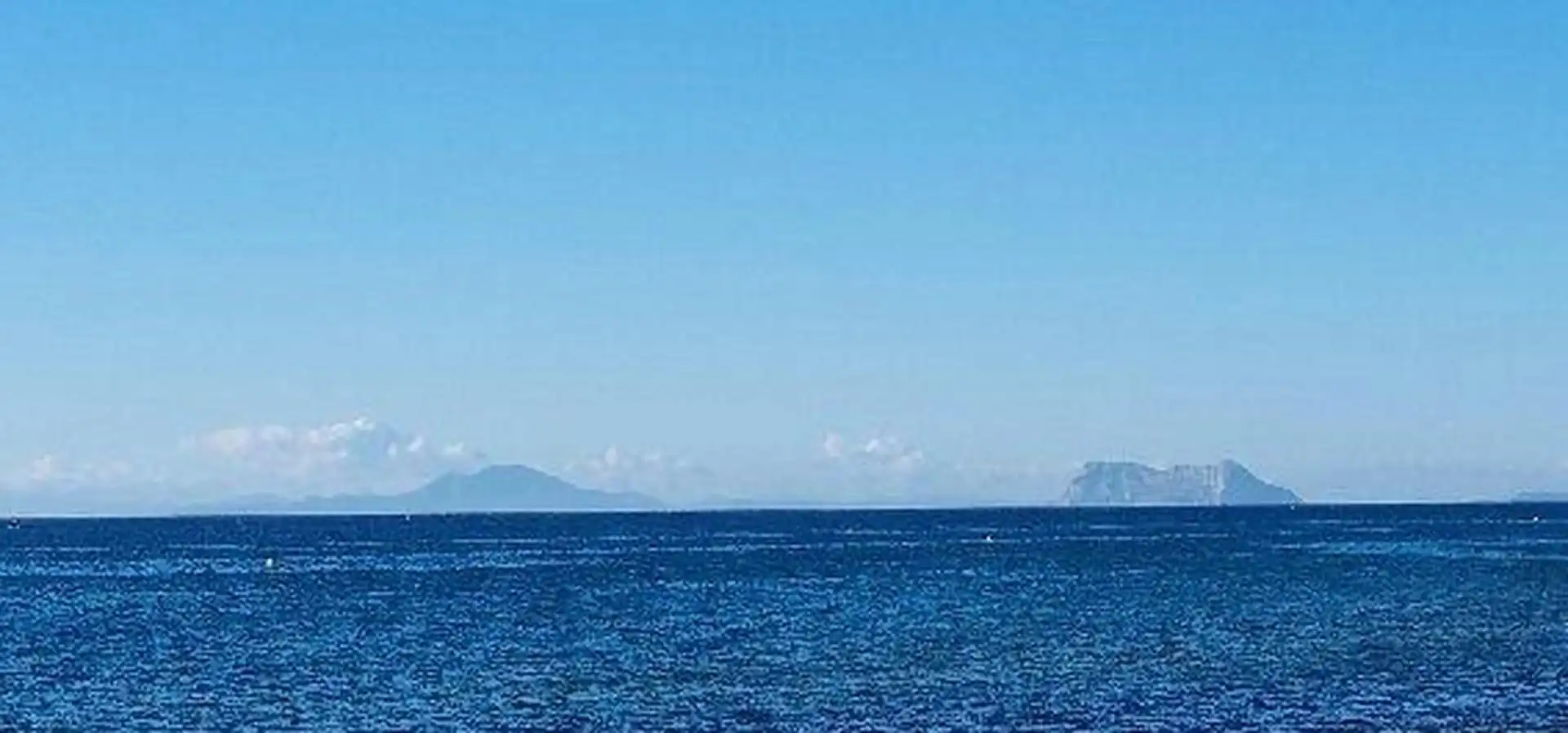 Vista exterior de Casa o xalet en venda en Estepona amb Aire condicionat, Jardí privat i Terrassa