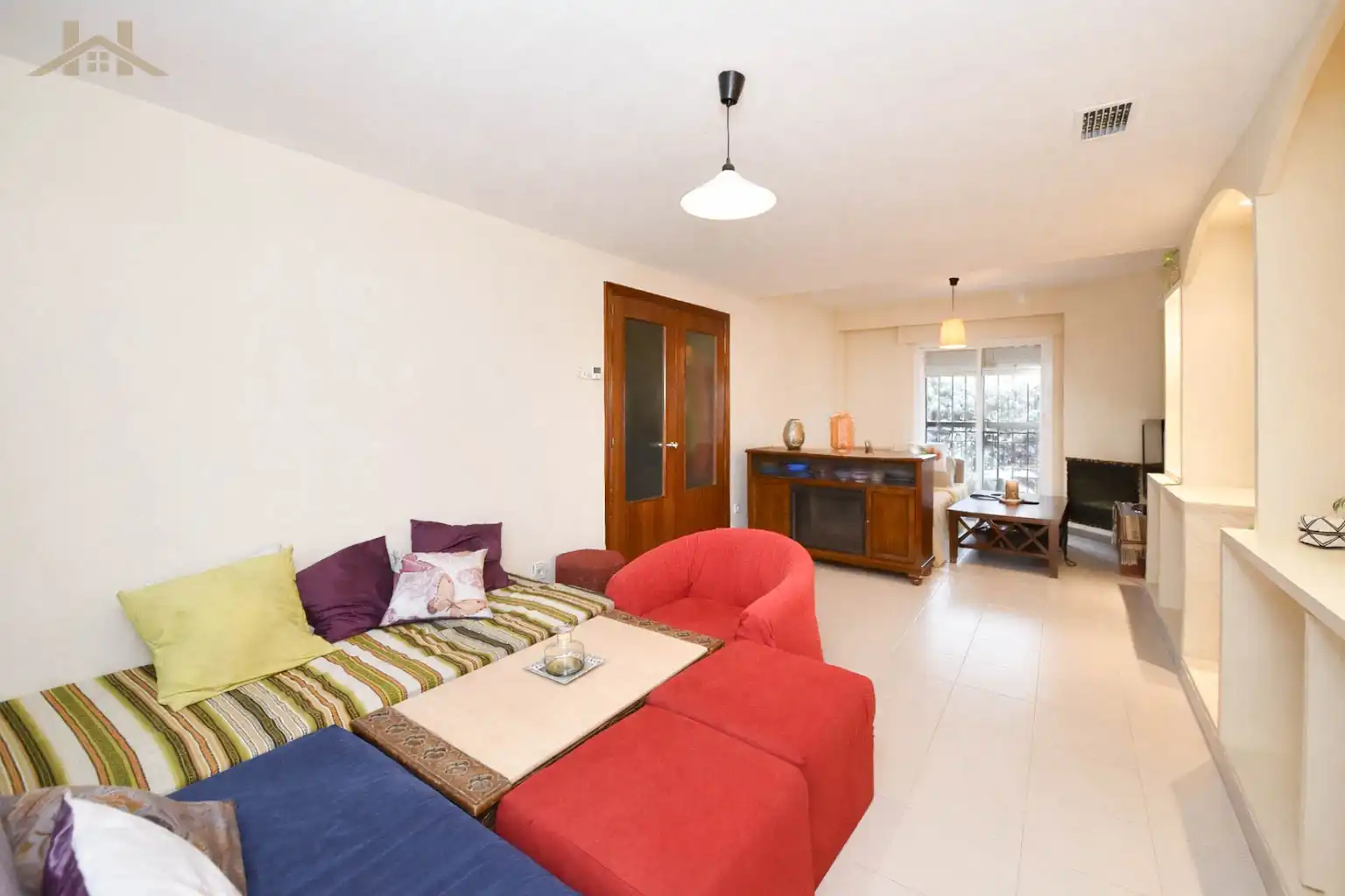 Sala d'estar de Casa adosada en venda en Villanueva de la Cañada amb Jardí privat