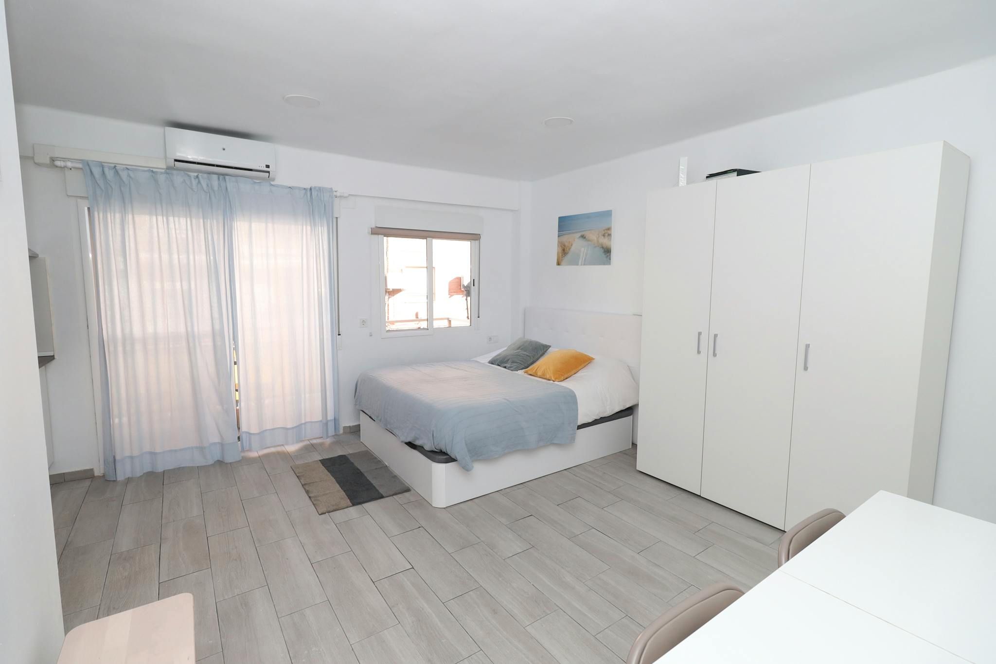 Bedroom of Flat to rent in  Valencia Capital  with Air Conditioner, Washing machine and TV