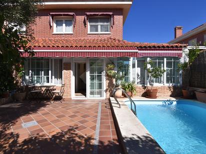 Exterior view of Single-family semi-detached for sale in Villaviciosa de Odón  with Air Conditioner, Heating and Private garden