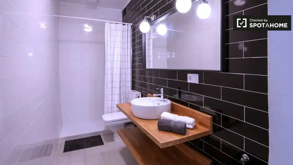 Bathroom of Flat for rent in Valencia  with Air Conditioner, Heating and Furnished