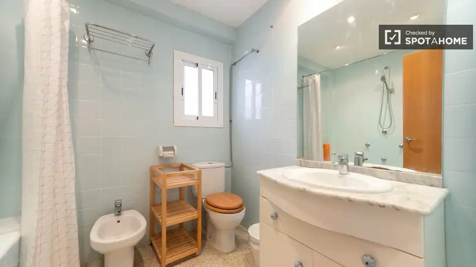 Baño de Piso de alquiler en Valencia con Aire acondicionado, Calefacción y Amueblado