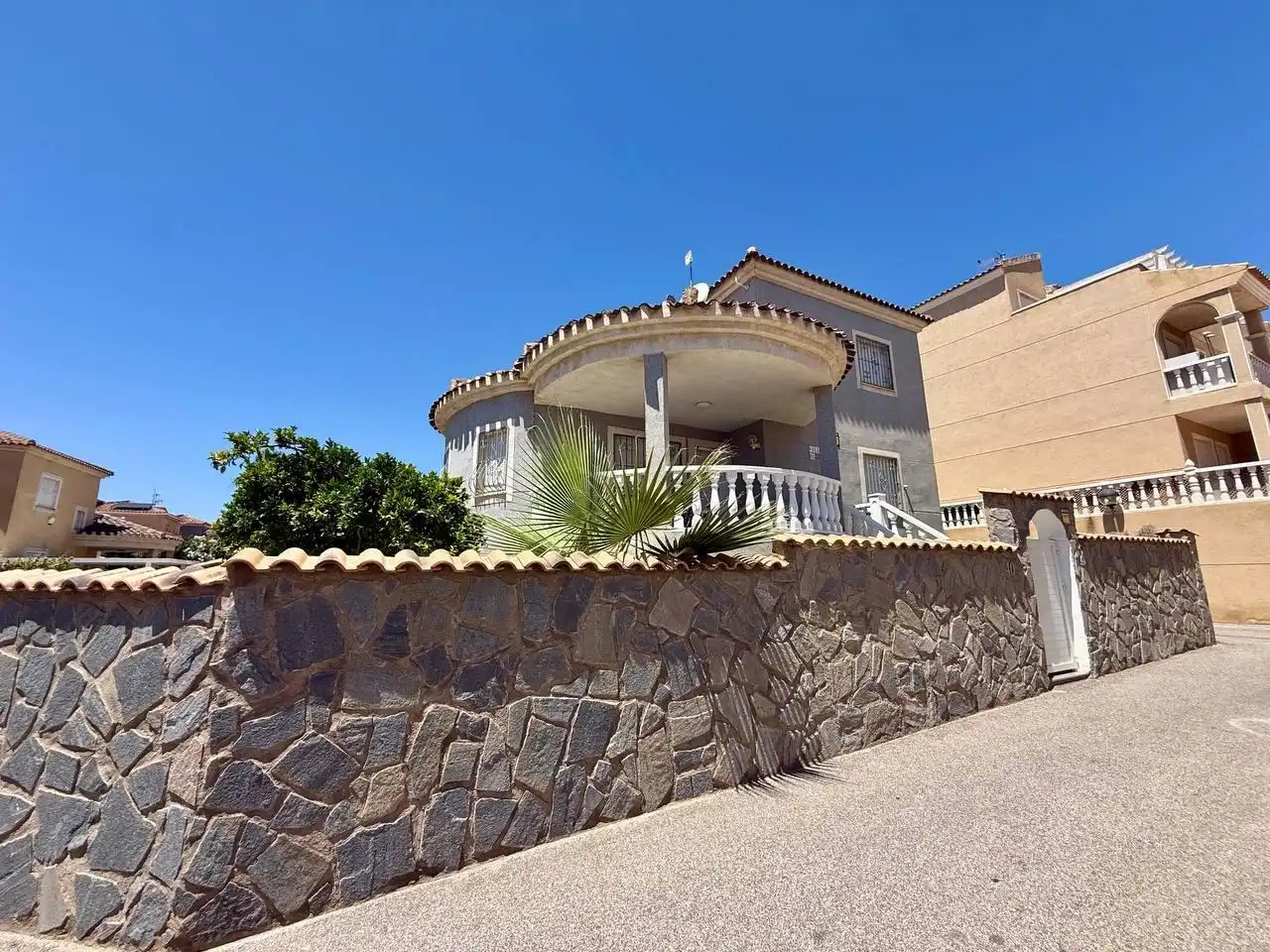 Vista exterior de Casa o xalet en venda en Orihuela amb Aire condicionat, Calefacció i Jardí privat