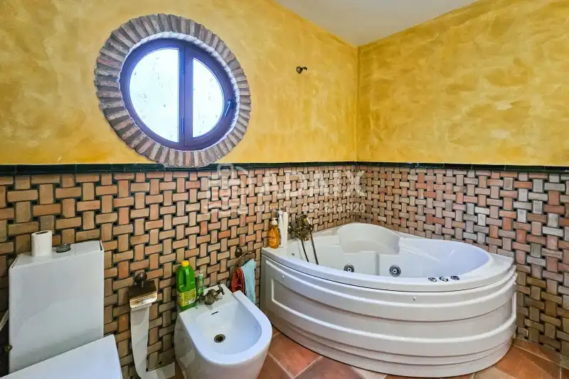 Bathroom of Houses for sale in Úbeda  with Air Conditioner, Heating and Terrace