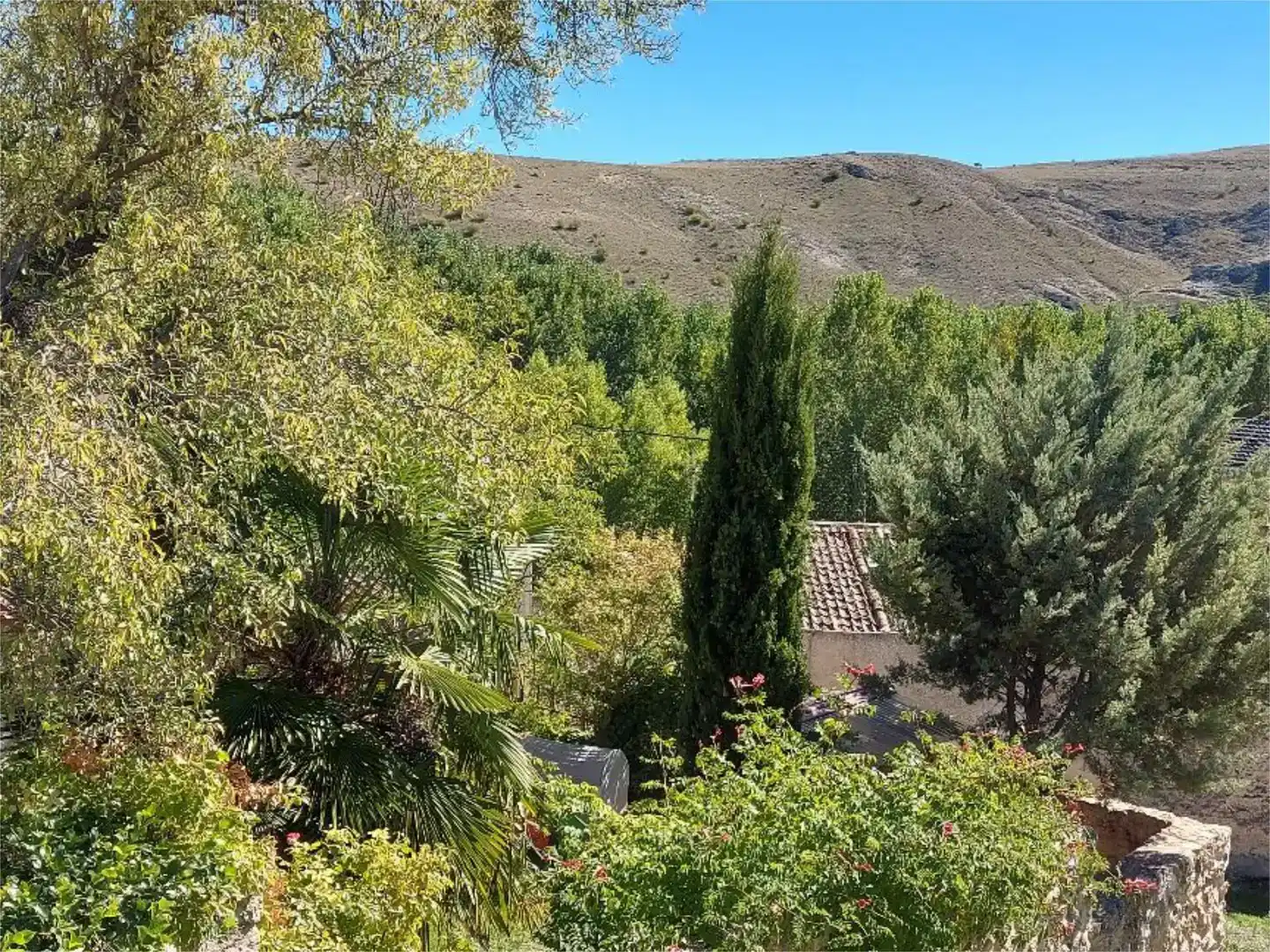Vista exterior de Casa adosada en venda en Sepúlveda amb Jardí privat, Traster i Moblat