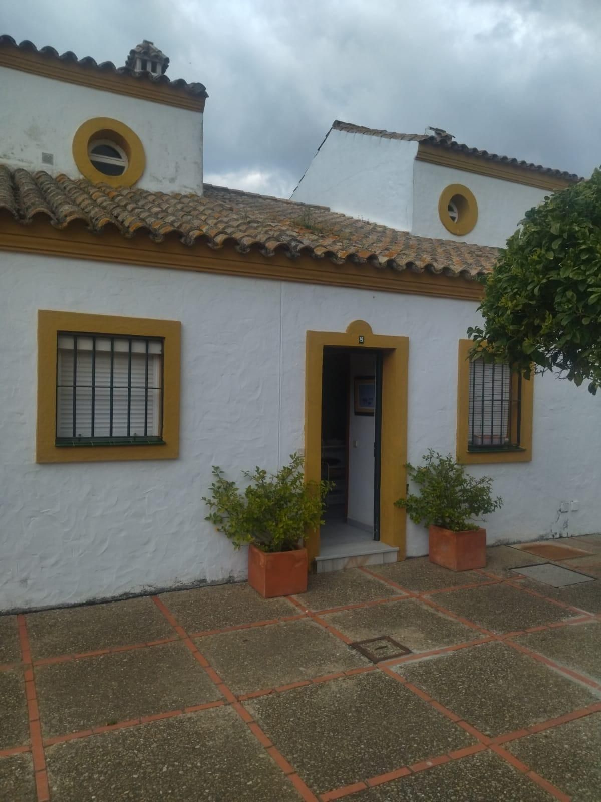 Vista exterior de Casa adosada en venda en Chiclana de la Frontera amb Jardí privat, Terrassa i Balcó