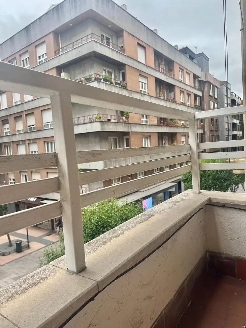 Terrassa de Pis de lloguer en Oviedo  amb Calefacció, Parquet i Moblat