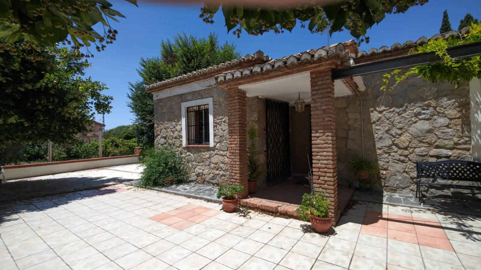 Vista exterior de Casa o xalet en venda en La Zubia amb Aire condicionat, Jardí privat i Traster