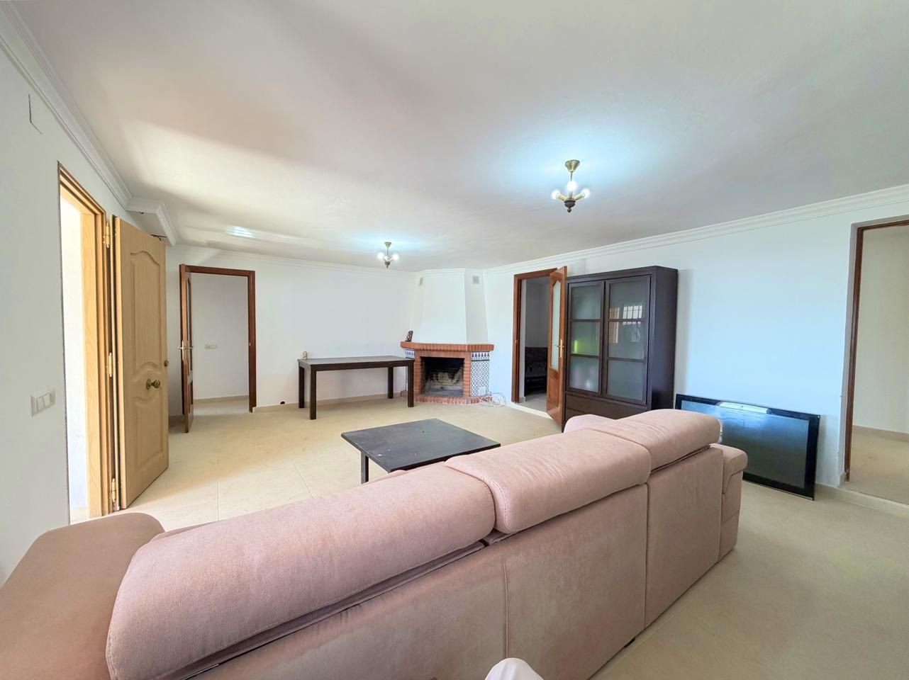 Sala d'estar de Casa o xalet en venda en Estepona amb Jardí privat, Terrassa i Piscina